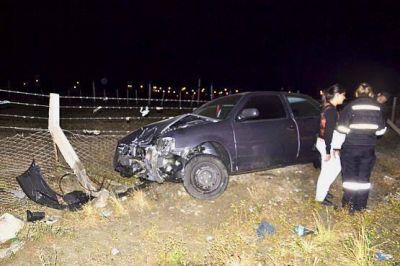 Perdi� el control y termin� chocando contra un poste