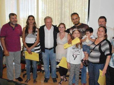 Peralta entreg� cuatro nuevas viviendas
