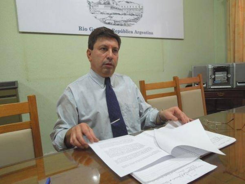 Dura r�plica: �Para Catal�n Magni, buena administraci�n es reducir salarios�