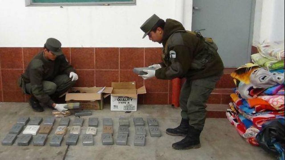 Encontraron m�s de 30 kilos de coca�na mientras limpiaban un �mnibus