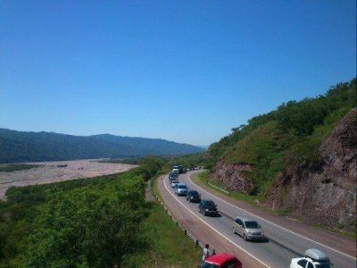 Una larga caravana de autos se dirigen al norte juje�o