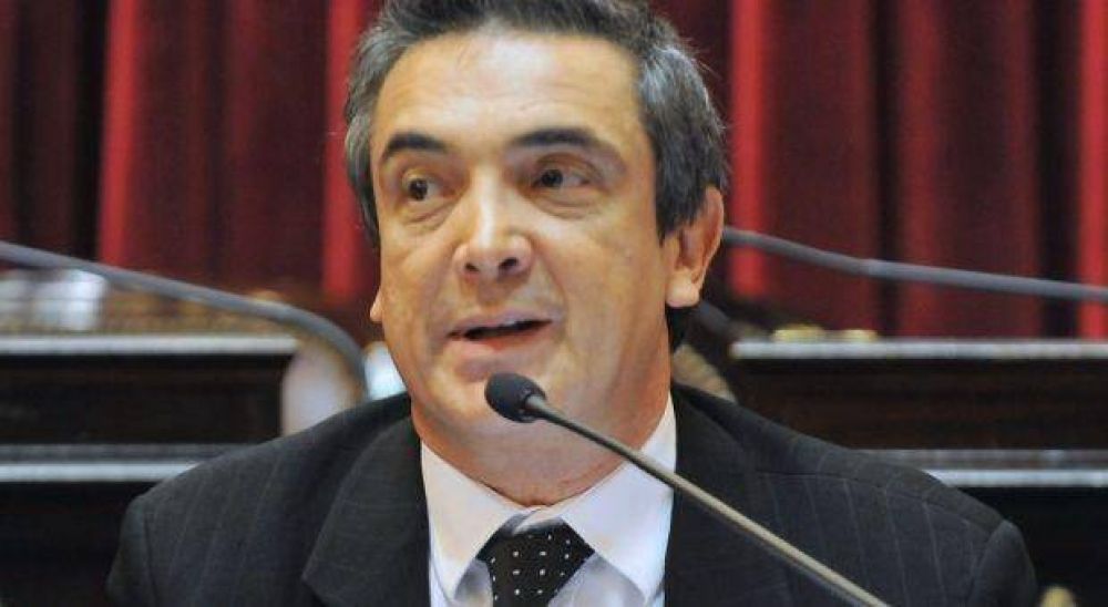 Para Artaza, Scioli est� "m�s cerca de las corporaciones que de la gente"