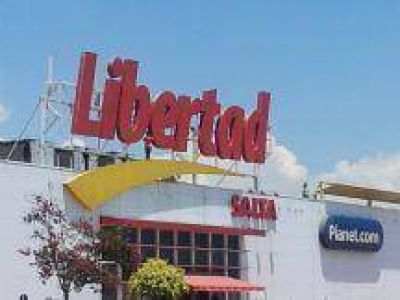  Un empleado intent� suicidarse subido al cartel del Hipermercado Libertad
