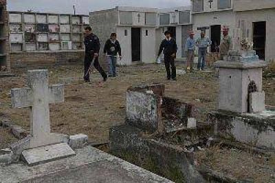 Detectaron dos enterramientos clandestinos con "varios" cuerpos