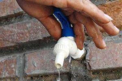 La falta de agua sigue castigando a los vecinos de los barrios del oeste