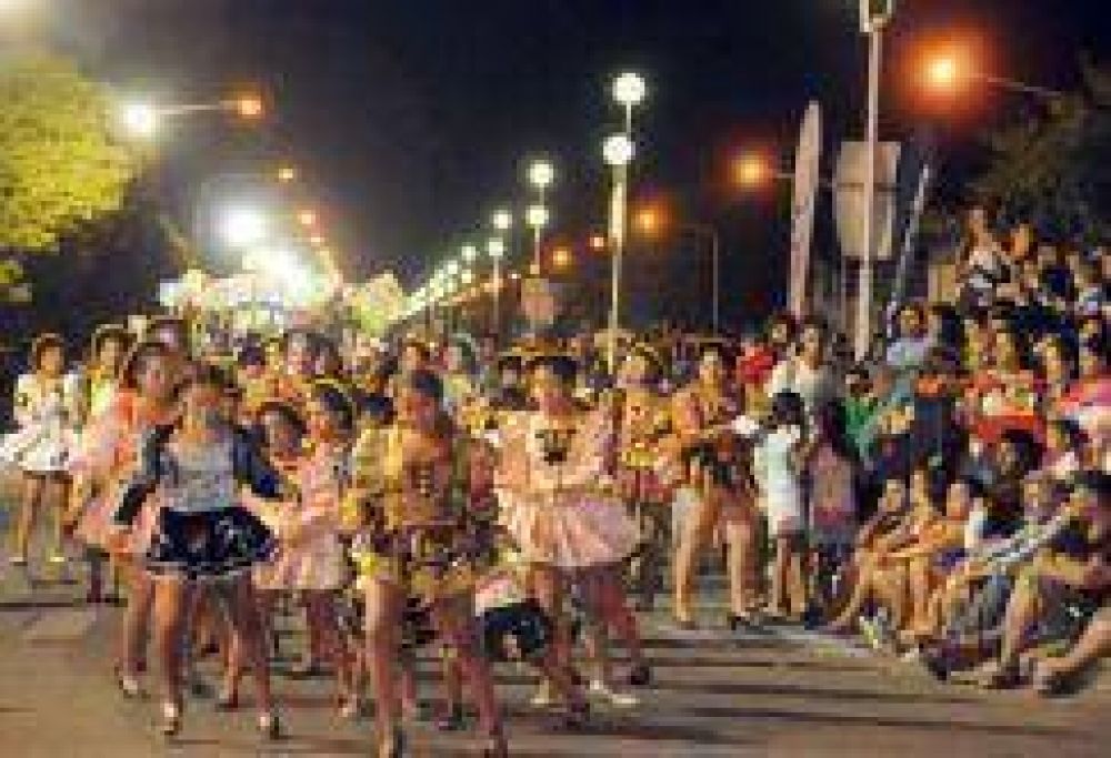El inicio del Carnaval de mi Tandil le puso ritmo y todo el colorido a la avenida Machado