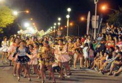 El inicio del Carnaval de mi Tandil le puso ritmo y todo el colorido a la avenida Machado