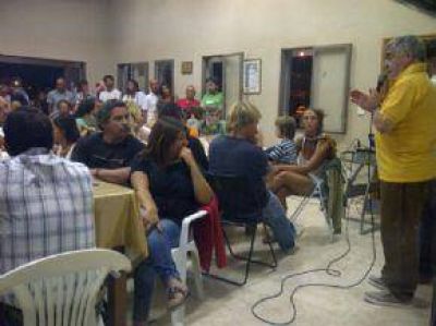 Das Neves Junt� A 200 Militantes En Pir�mides y Pone Al Agua En El Eje Del Debate