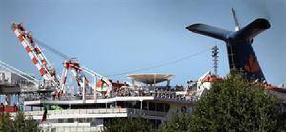 Parti� con un d�a de demora el crucero varado en el puerto
