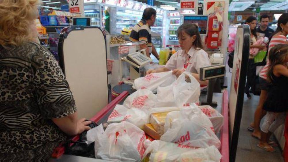 Supermercados planean cambiar y cobrar las bolsas que entreguen