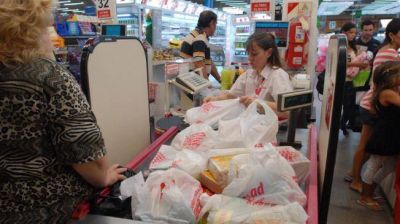 Supermercados planean cambiar y cobrar las bolsas que entreguen