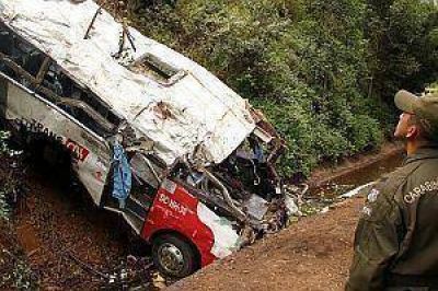 Chile: 16 muertos al caer al precipicio micro con hinchas