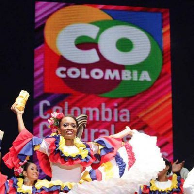 Los porte�os disfrutaron del "Caribe Salsa" y Pac�fico Total" en el Planetario