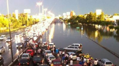 Llovi� fuerte sobre la Ciudad y en algunos barrios cay� granizo