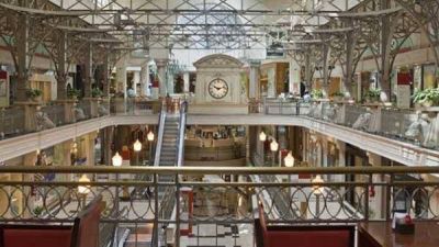 Por las lluvias, se desplom� el techo de un shopping
