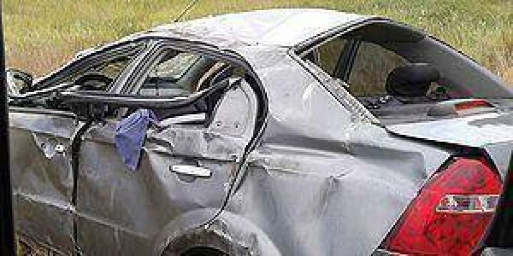 Una oficial de polic�a y un beb� fallecieron al volcar su autom�vil