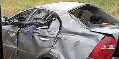 Una oficial de polic�a y un beb� fallecieron al volcar su autom�vil