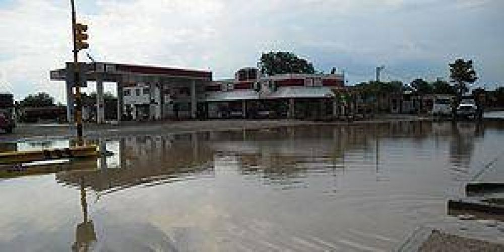 Tornado azot� la localidad de Las Lomitas y produjo importantes da�os materiales