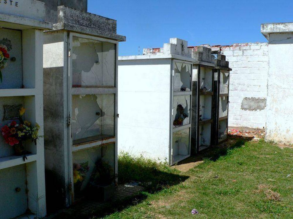 M�S DE 20 NICHOS Y B�VEDAS DA�ADAS EN EL CEMENTERIO