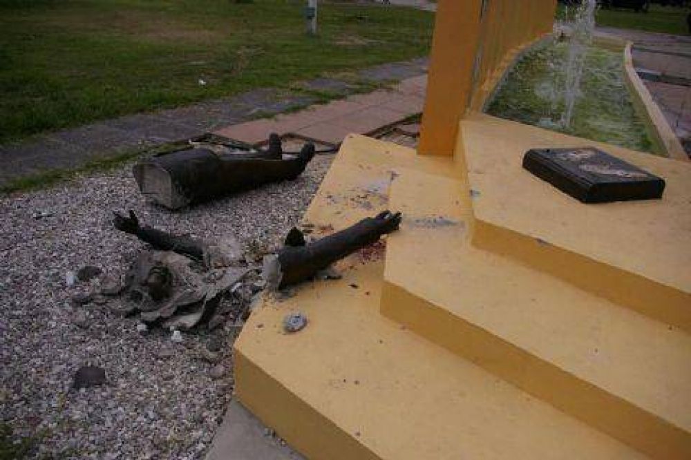 Destruyeron el monumento a Alfons�n