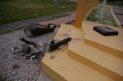 Destruyeron el monumento a Alfons�n