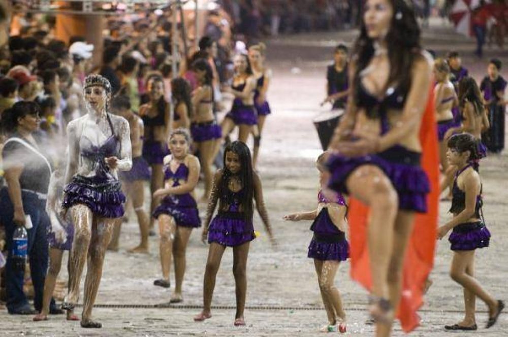 Murgas, comparsas y chaya de carnaval en el Parque de los Ni�os