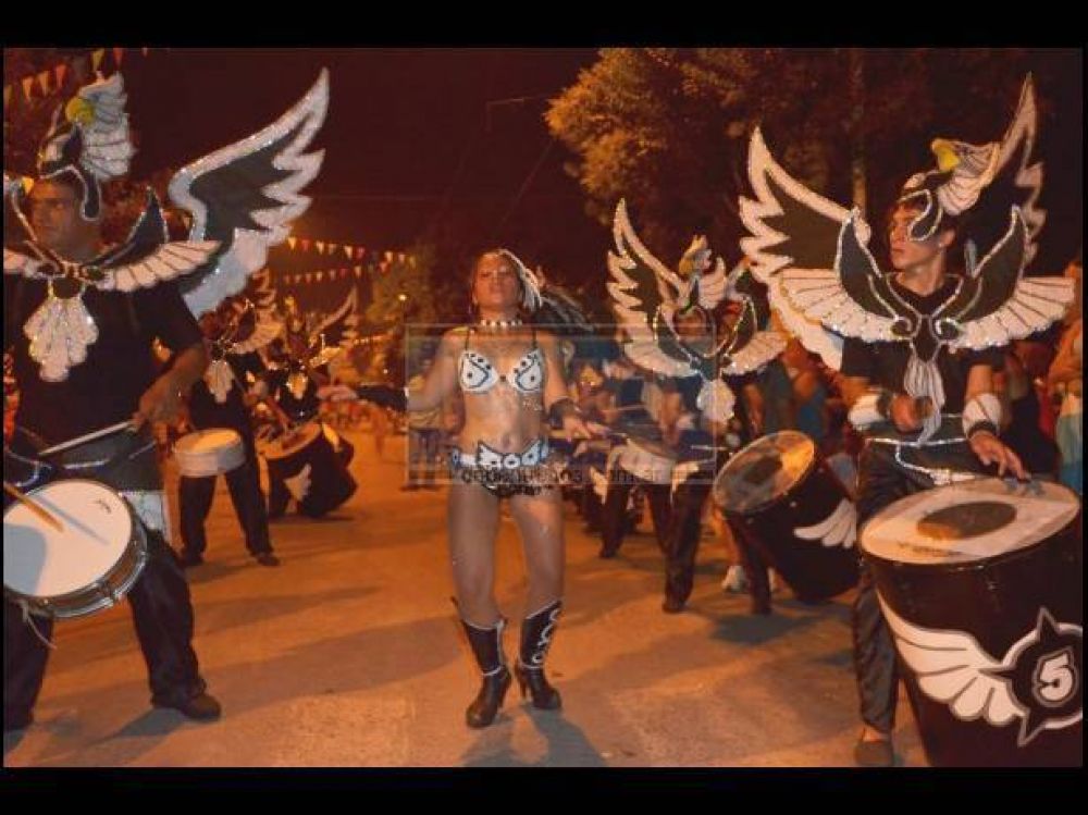 Los corsos barriales de Paran� brillaron en su primera noche