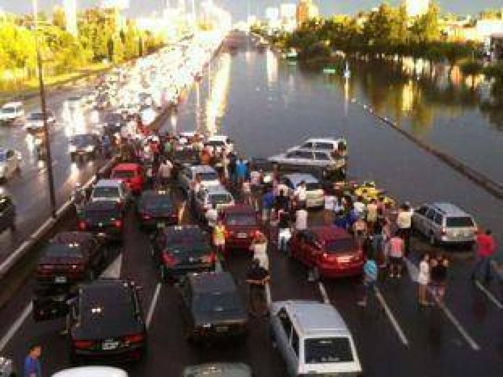 La fuerte tormenta que afect� a Capital y el GBA inund� la Panamericana