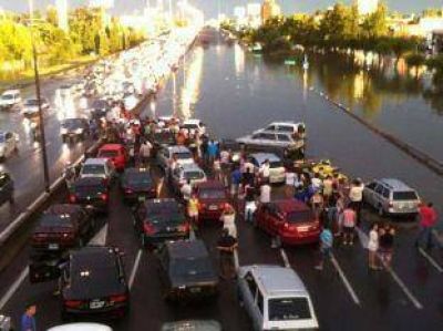 La fuerte tormenta que afect� a Capital y el GBA inund� la Panamericana