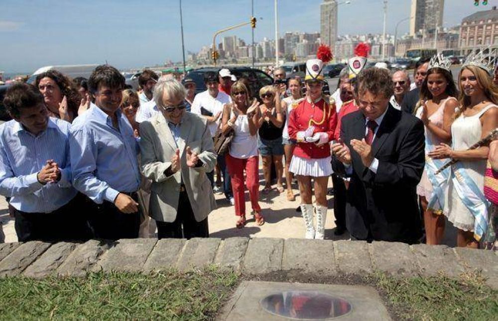 Primera de las 1.000 se�alizaciones de puntos hist�ricos tur�sticos de Mar del Plata