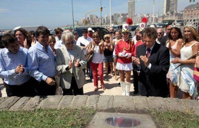 Primera de las 1.000 se�alizaciones de puntos hist�ricos tur�sticos de Mar del Plata