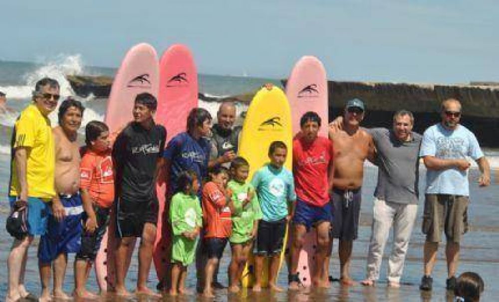 Mutual de Municipales lleva adelante �Surf por la inclusi�n�, un programa para todos