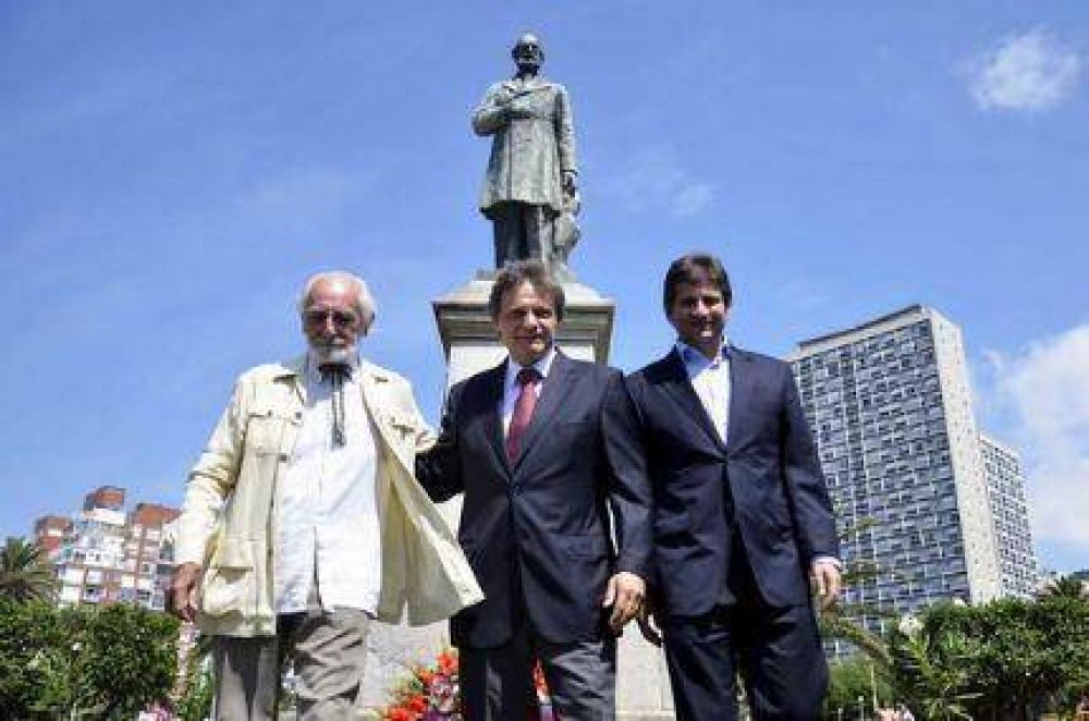 Mar del Plata celebr� sus 139 a�os en el monumento de Patricio Peralta Ramos