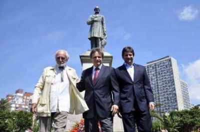 Mar del Plata celebr� sus 139 a�os en el monumento de Patricio Peralta Ramos