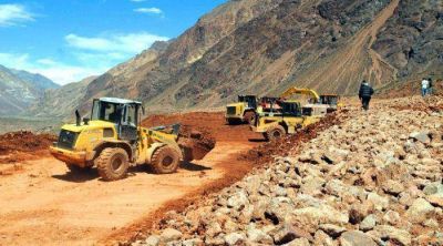 Cerros derrumbados aún bloquean la ruta a Chile