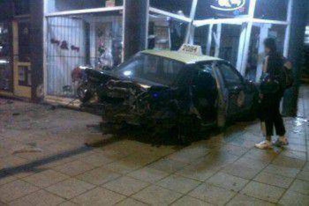 Picada mortal: corr�an y chocaron un taxi, quitando la vida al conductor