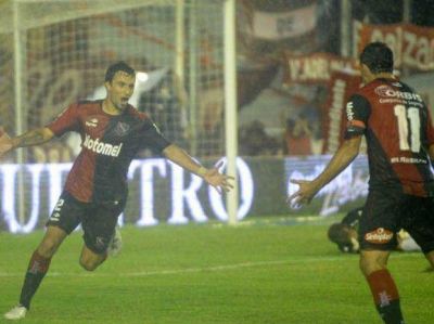 Es el Nacho de la gente: Scocco apareci� y llev� a Newell's a la victoria ante el Rojo