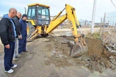 El municipio implement� un importante operativo para drenar aguas servidas en la Margen Sur 