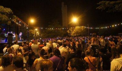 La gente disfrut� la segunda noche de los corsos
