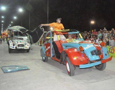 A puro color, pas� la primera de las tres noches finales de carnaval