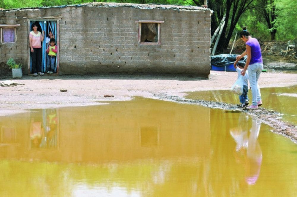 Sarmiento: la lluvia intensa produjo que el agua volviera a salir turbia