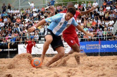 Con triunfo argentino comenz� el f�tbol playa en Merlo