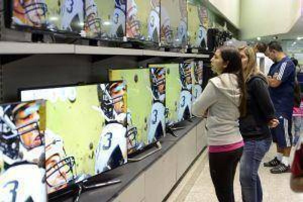 Tras anuncio de devaluaci�n, venezolanos se vuelcan a las compras