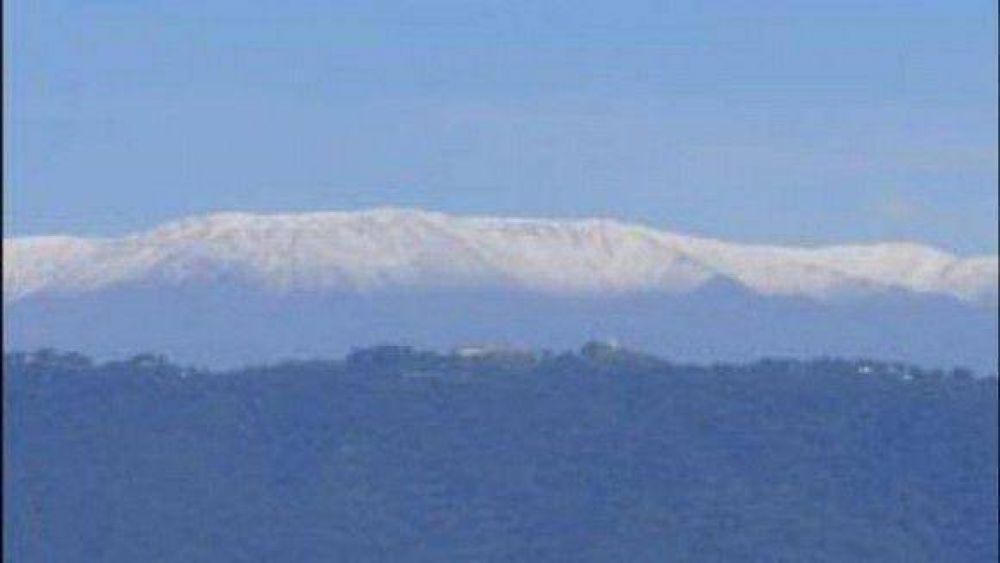 Los cerros tucumanos amanecieron blancos por una fuerte granizada