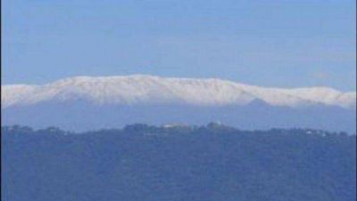 Los cerros tucumanos amanecieron blancos por una fuerte granizada