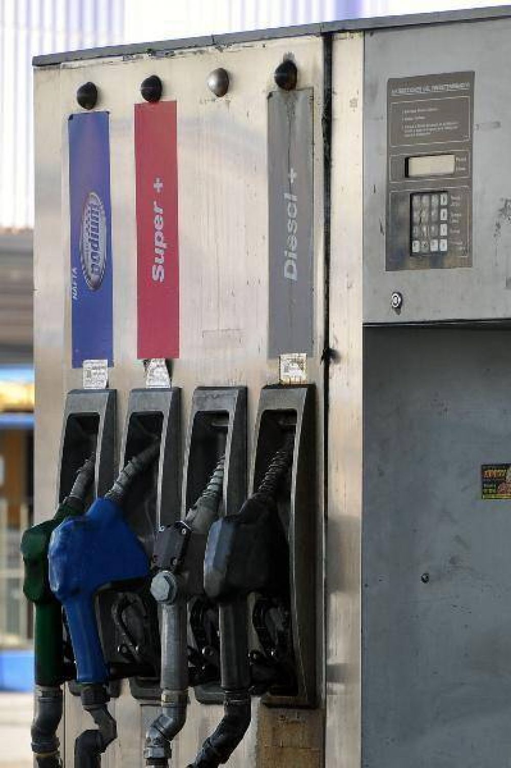 Se mantiene la brecha en el precio de las naftas