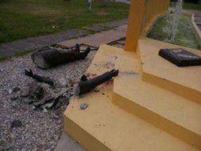 Ramallo: Destruyeron el monumento a Alfons�n