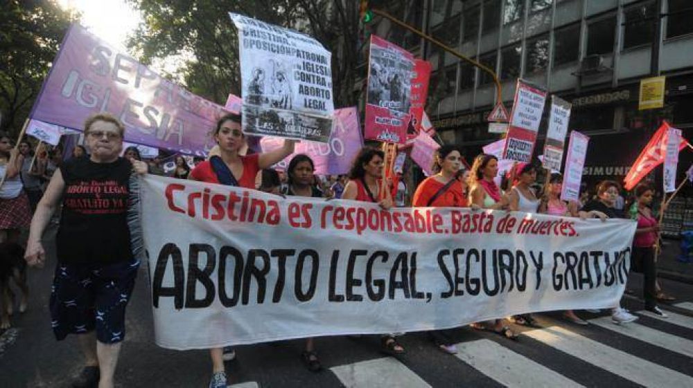 Mueren menos mujeres por abortos