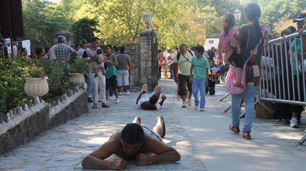 Alta Gracia: una multitud visit� la gruta de la Virgen pese al calor