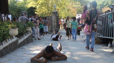 Alta Gracia: una multitud visit� la gruta de la Virgen pese al calor